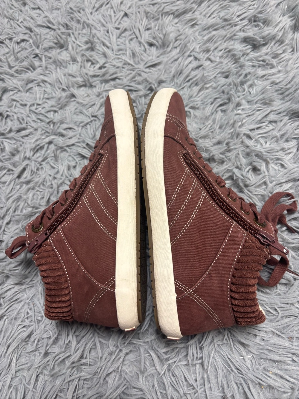 Taos Footwear Women's Startup Sneaker in the Cappuccino Distressed - Picture 2 of 15